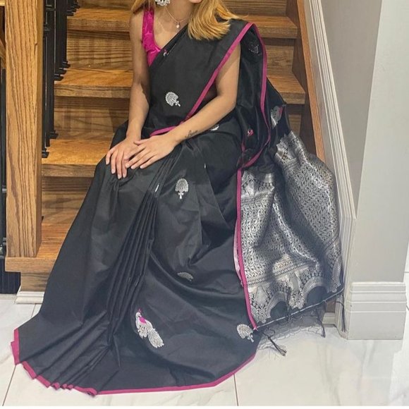 Black Saree - Picture 5 of 5